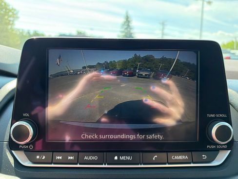 Used 2023 Nissan Rogue S AWD/4WD image 18