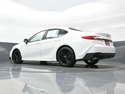 Used 2025 Toyota Camry SE image 29