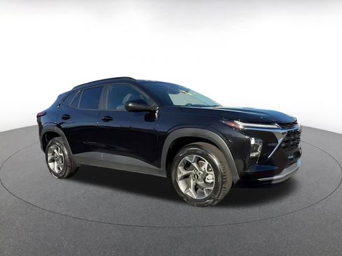 Used 2025 Chevrolet Trax LT w/ LT Convenience Package image 2