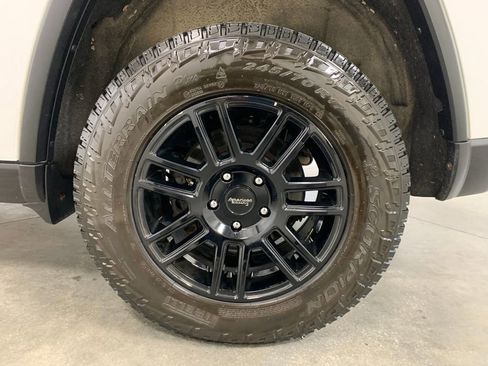 Used 2017 Jeep Grand Cherokee Limited AWD/4WD image 4