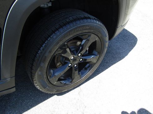 Used 2024 Jeep Grand Cherokee Limited w/ Black Appearance Package image 32