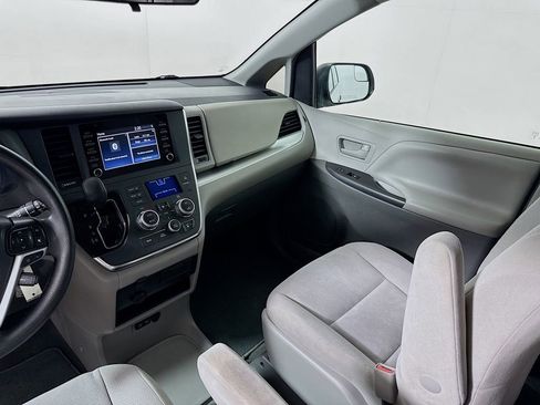 Used 2018 Toyota Sienna L FWD image 20