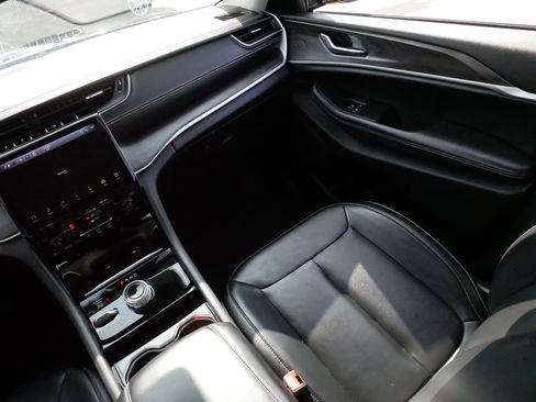 Used 2023 Jeep Grand Cherokee Limited w/ Black Appearance Package image 11