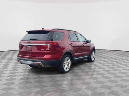 Used 2017 Ford Explorer XLT w/ Equipment Group 202A AWD/4WD image 8