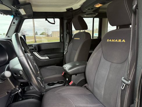 Used 2013 Jeep Wrangler Unlimited Sahara w/ Dual Top Group AWD/4WD image 18