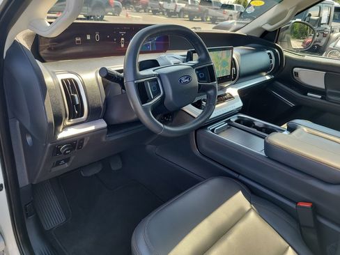 Used 2025 Ford Expedition Active AWD/4WD image 19