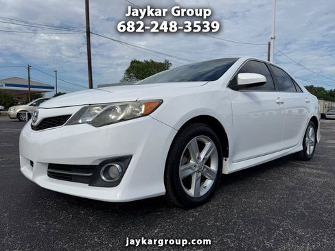 Used 2014 Toyota Camry SE FWD image 1
