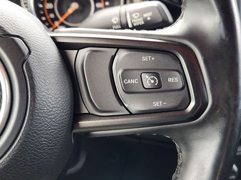 Used 2021 Jeep Gladiator Willys AWD/4WD image 22