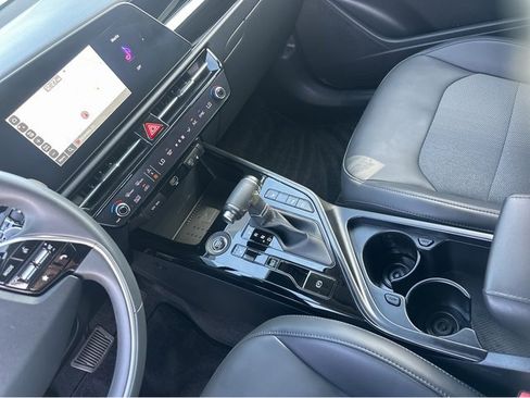 Certified 2025 Kia Niro EX image 28