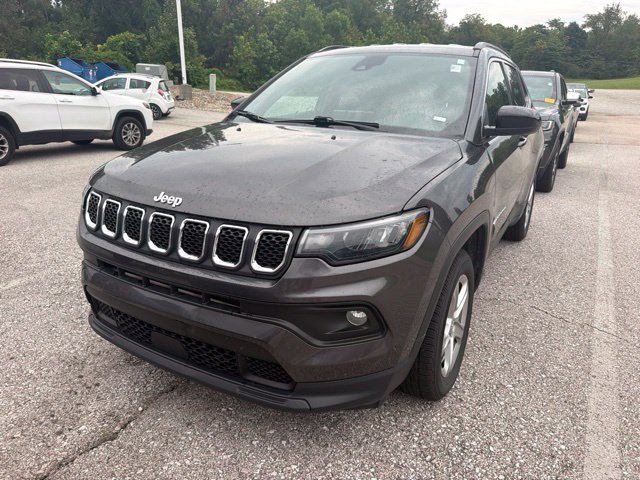 Used 2024 Jeep Compass Latitude AWD/4WD image 2