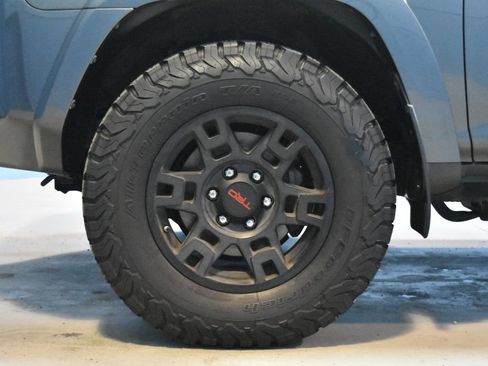 Used 2018 Toyota 4Runner SR5 AWD/4WD image 25