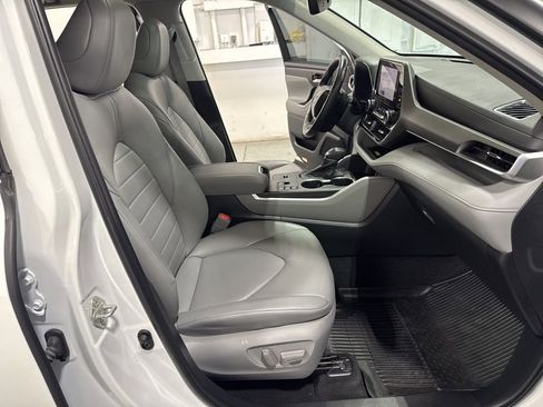 Used 2023 Toyota Highlander XLE image 26