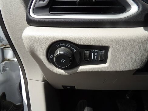 Used 2024 Chrysler Pacifica Touring-L image 13