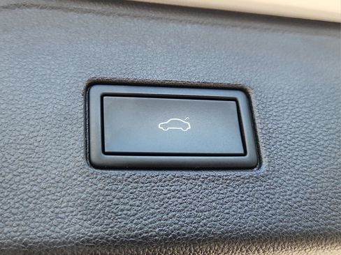 Used 2022 Volkswagen Atlas SEL Premium image 32