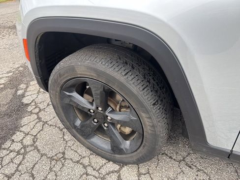 Used 2024 Jeep Grand Cherokee L Altitude image 26