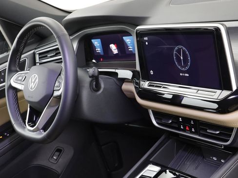 Used 2025 Volkswagen Atlas Cross Sport SE image 21