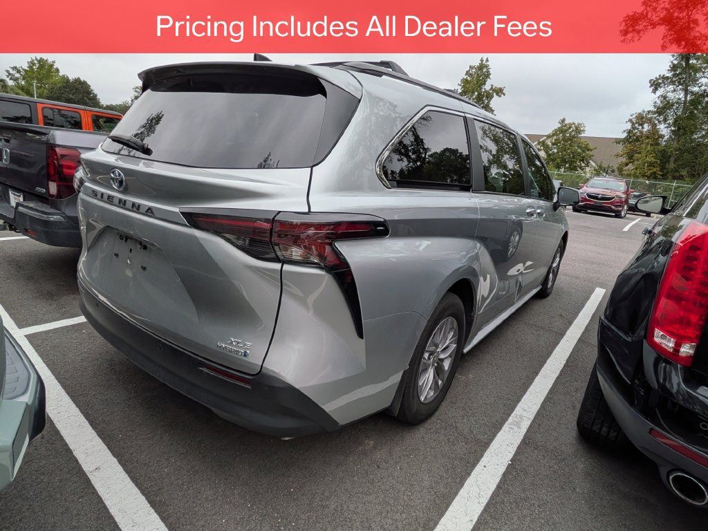 Used 2024 Toyota Sienna XLE FWD image 7