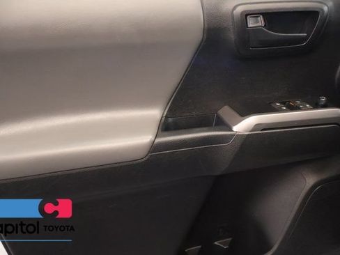 Certified 2022 Toyota Tacoma SR5 AWD/4WD image 10