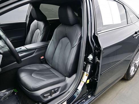 Used 2019 Toyota Avalon XLE image 12