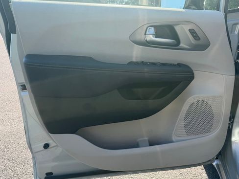 Used 2024 Chrysler Pacifica Touring-L FWD image 12