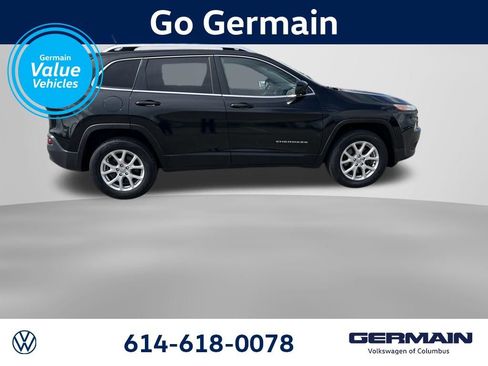 Used 2016 Jeep Cherokee Latitude w/ Cold Weather Group AWD/4WD image 9