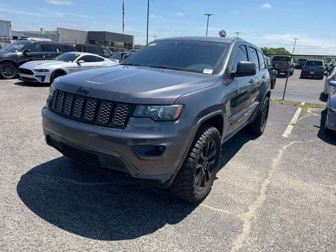 Used 2018 Jeep Grand Cherokee Altitude RWD image 3