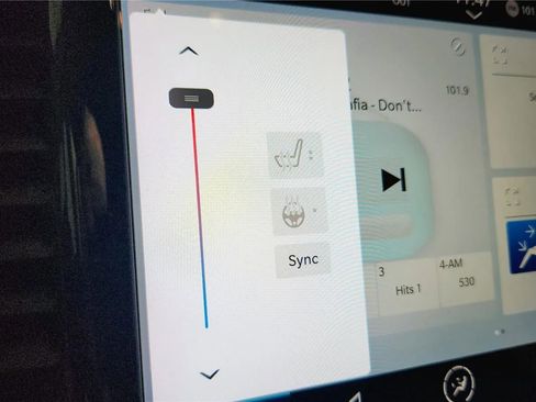 Used 2024 Chrysler Pacifica Touring-L image 35