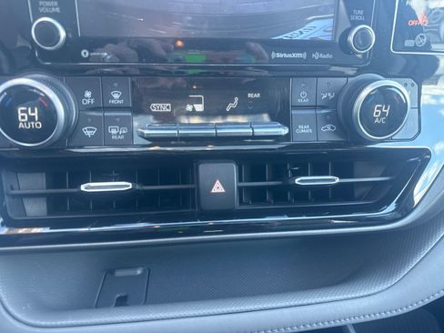 Used 2021 Toyota Highlander XLE AWD/4WD image 27
