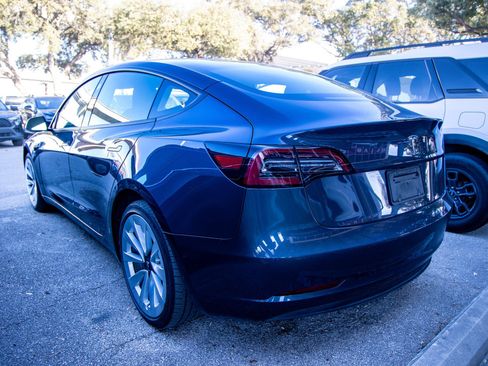 Used 2023 Tesla Model 3 Standard Range image 9