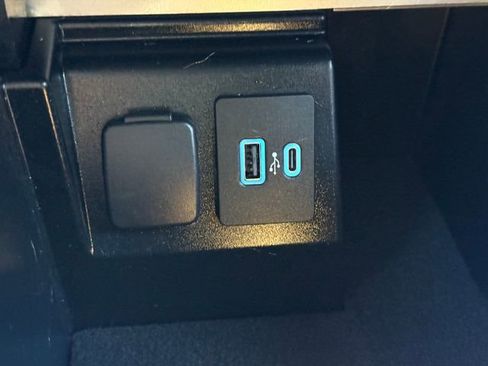 Used 2022 Ford Explorer XLT w/ Equipment Group 202A AWD/4WD image 13