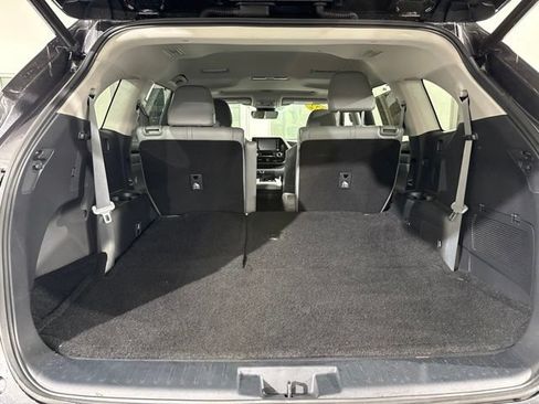 Used 2022 Toyota Highlander XLE AWD/4WD image 12
