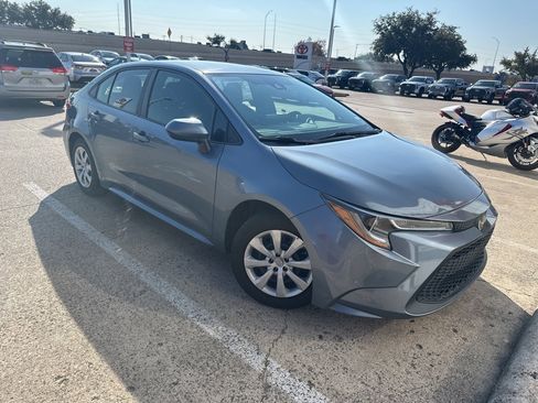 Used 2022 Toyota Corolla LE image 3