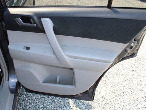 Used 2013 Toyota Highlander Plus AWD/4WD image 23