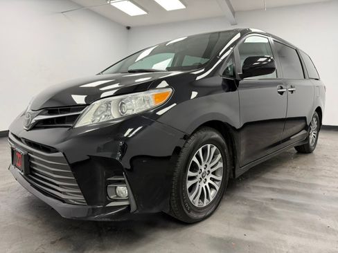 Used 2020 Toyota Sienna XLE image 5