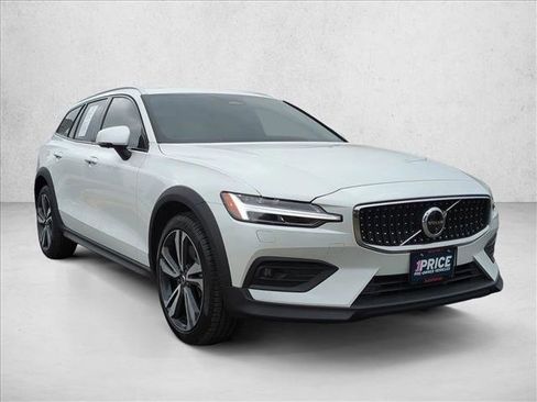Used 2025 Volvo V60 B5 Cross Country Plus image 3