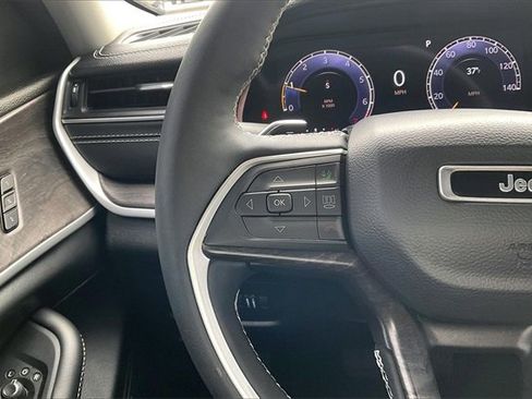 Used 2023 Jeep Grand Cherokee Limited image 16