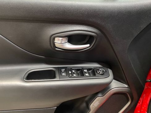 Used 2023 Jeep Renegade Latitude AWD/4WD image 17