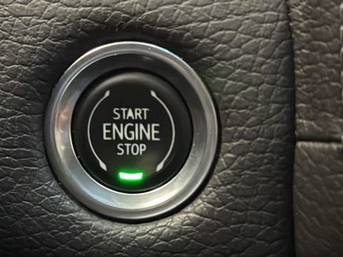 Used 2021 GMC Yukon Denali w/ Denali Premium Package image 38