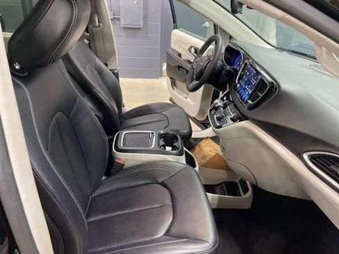 Used 2024 Chrysler Pacifica Touring-L image 31