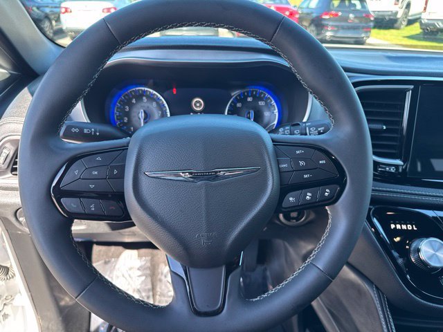 Used 2025 Chrysler Pacifica Limited FWD image 20