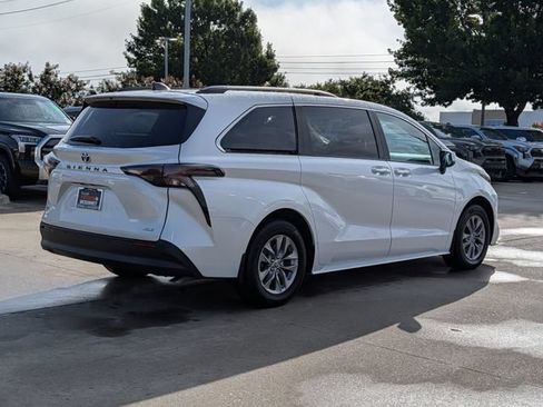 Used 2025 Toyota Sienna XLE w/ XLE Plus Package FWD image 6