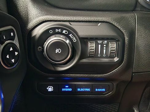 Used 2021 Jeep Wrangler Unlimited Sahara AWD/4WD image 33