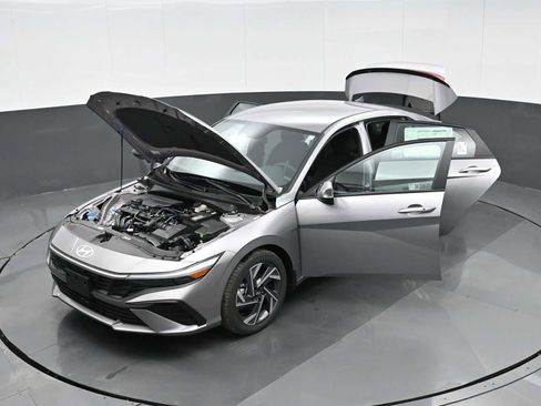 Certified 2025 Hyundai Elantra Sport image 54
