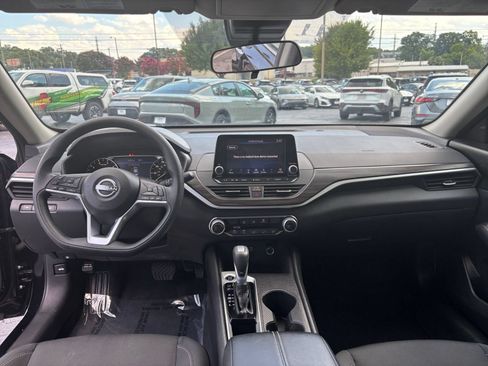 Used 2025 Nissan Altima 2.5 SV FWD image 28