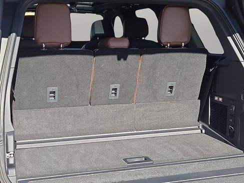 Used 2025 Lincoln Navigator Reserve image 8