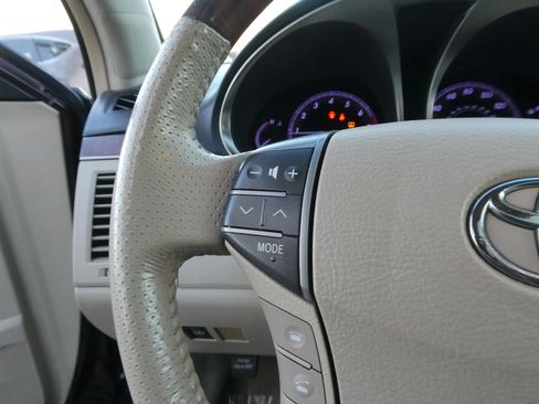 Used 2011 Toyota Avalon Limited image 19