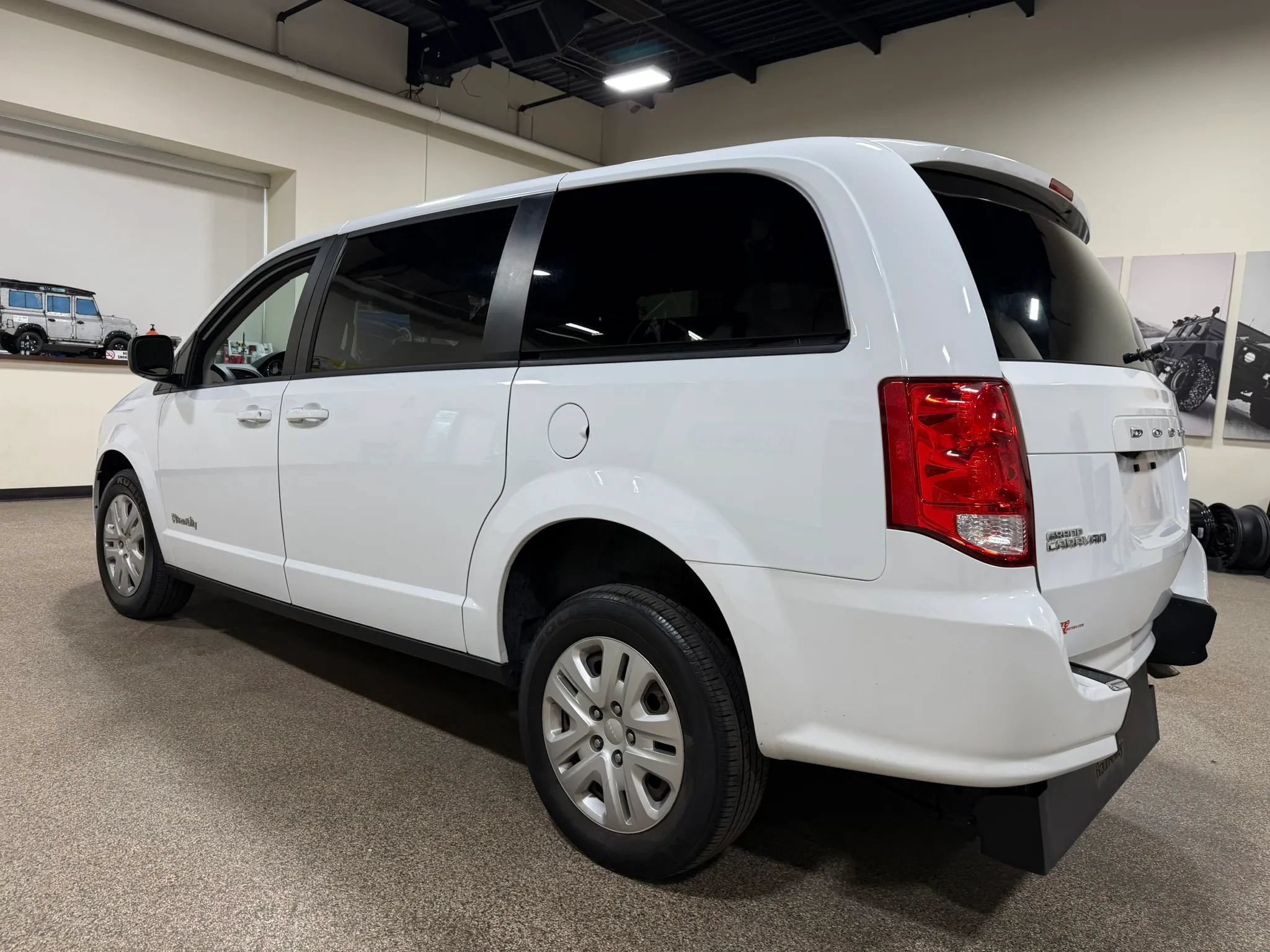 Used 2018 Dodge Grand Caravan SE FWD image 21