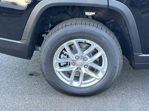 New 2025 Jeep Grand Cherokee L Laredo image 17