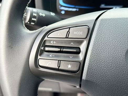 Used 2025 Hyundai Venue Limited image 38