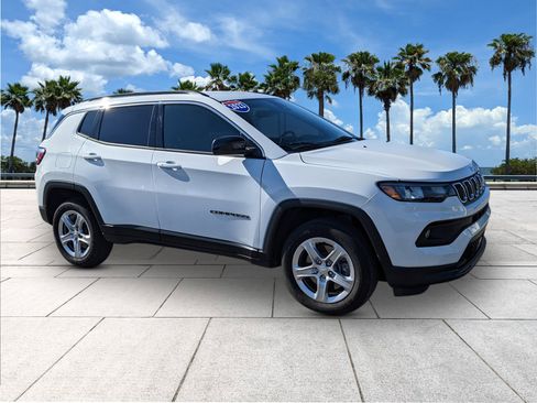 Used 2023 Jeep Compass Latitude image 2